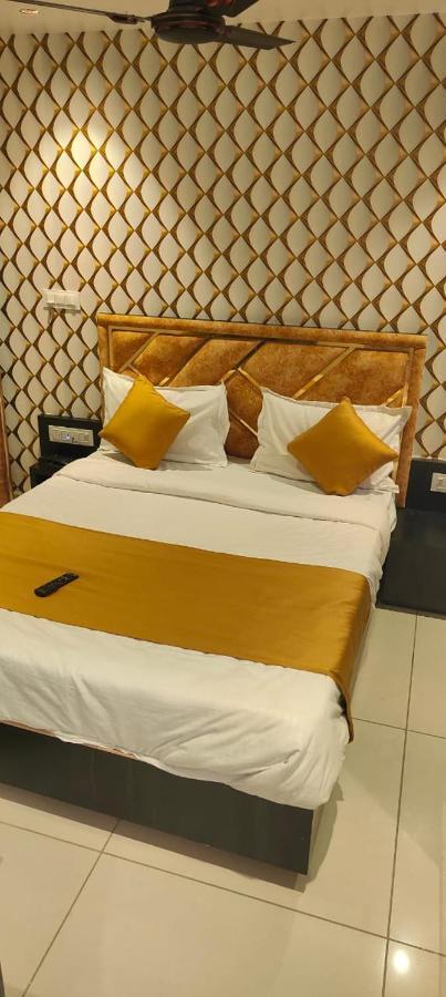 Prime View Hotel Ahmedabad Bagian luar foto
