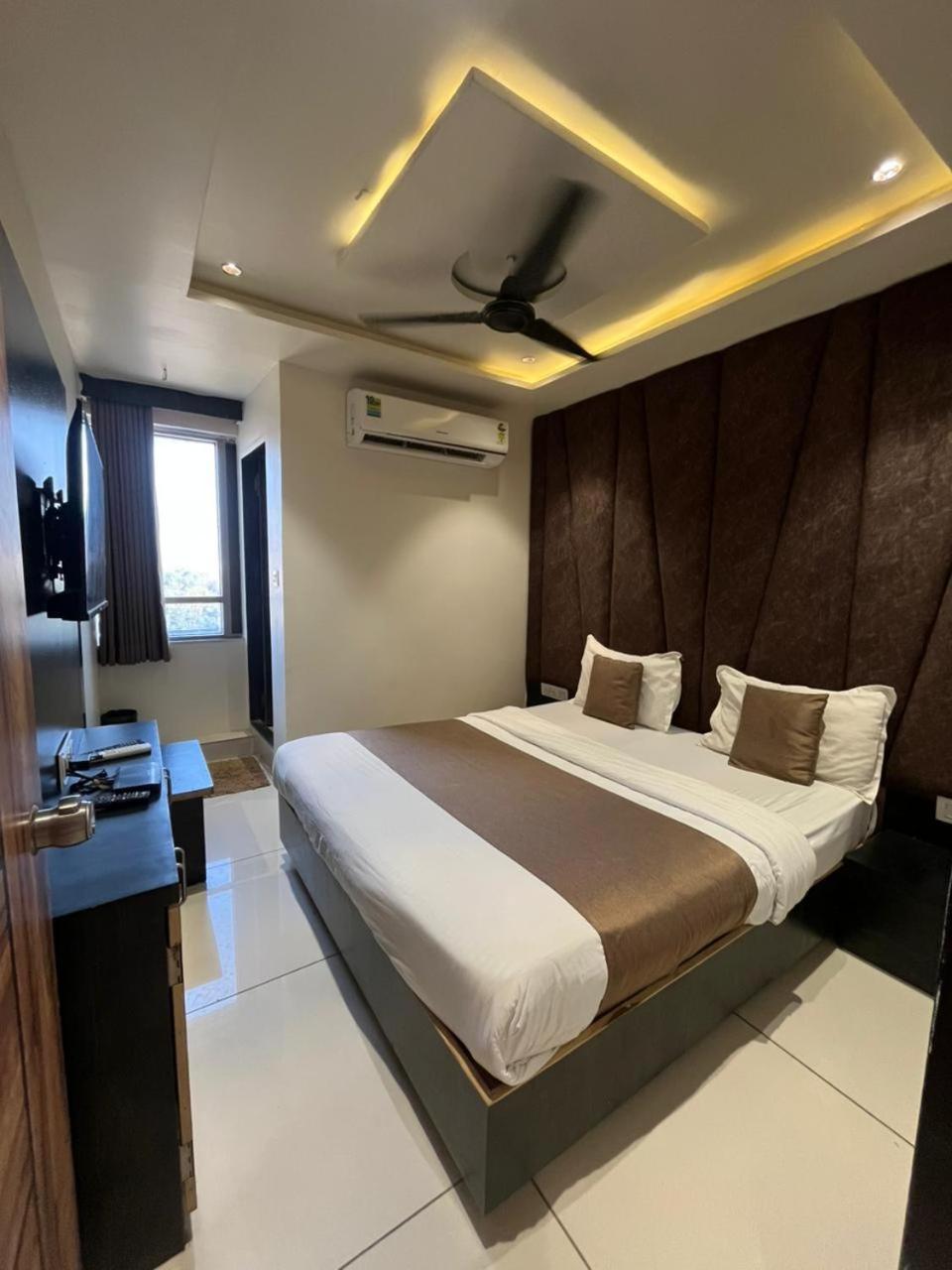 Prime View Hotel Ahmedabad Bagian luar foto