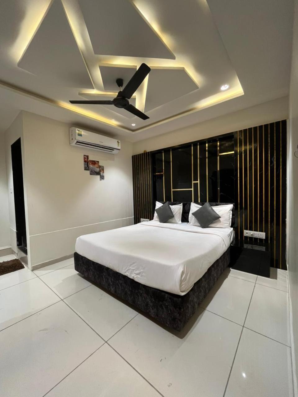 Prime View Hotel Ahmedabad Bagian luar foto