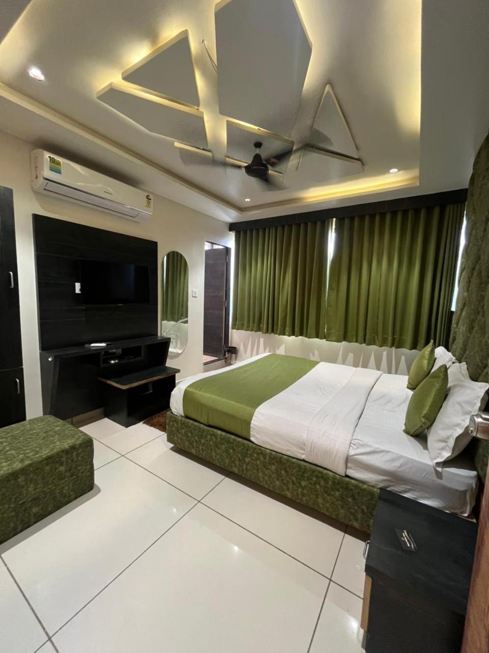 Prime View Hotel Ahmedabad Bagian luar foto
